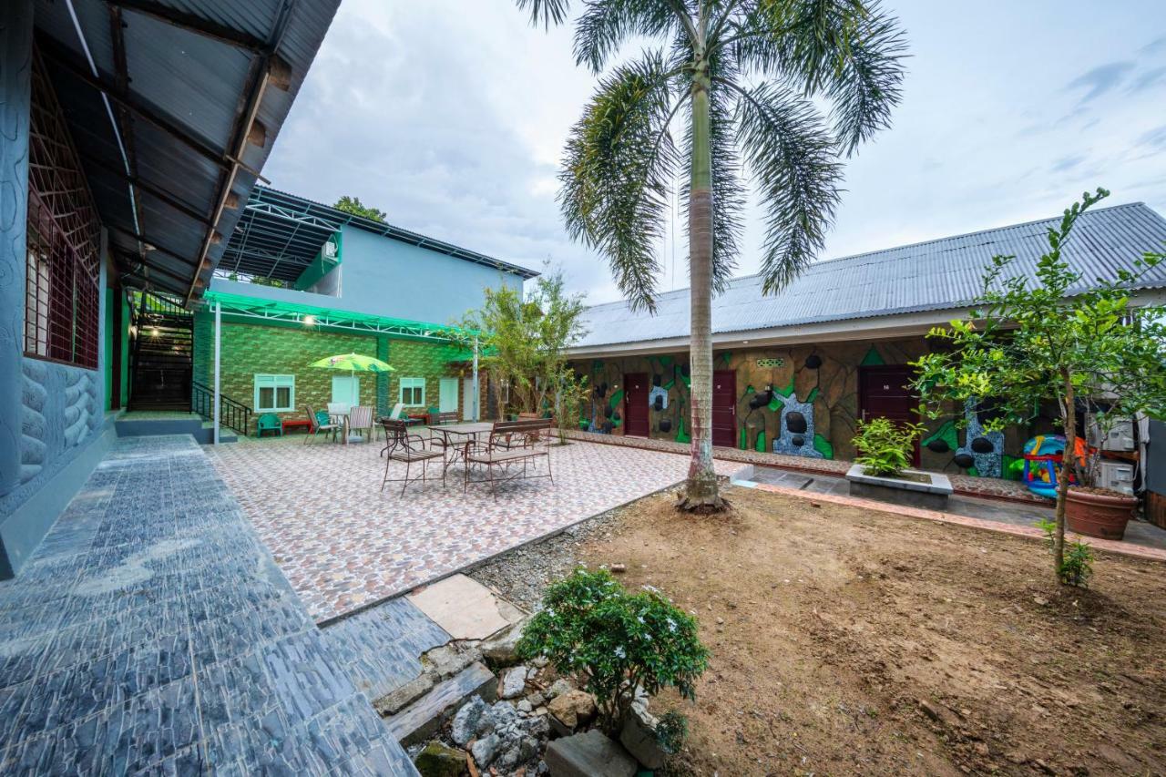 Mega Nasional Seaview Hotel Gunung Sitoli Buitenkant foto
