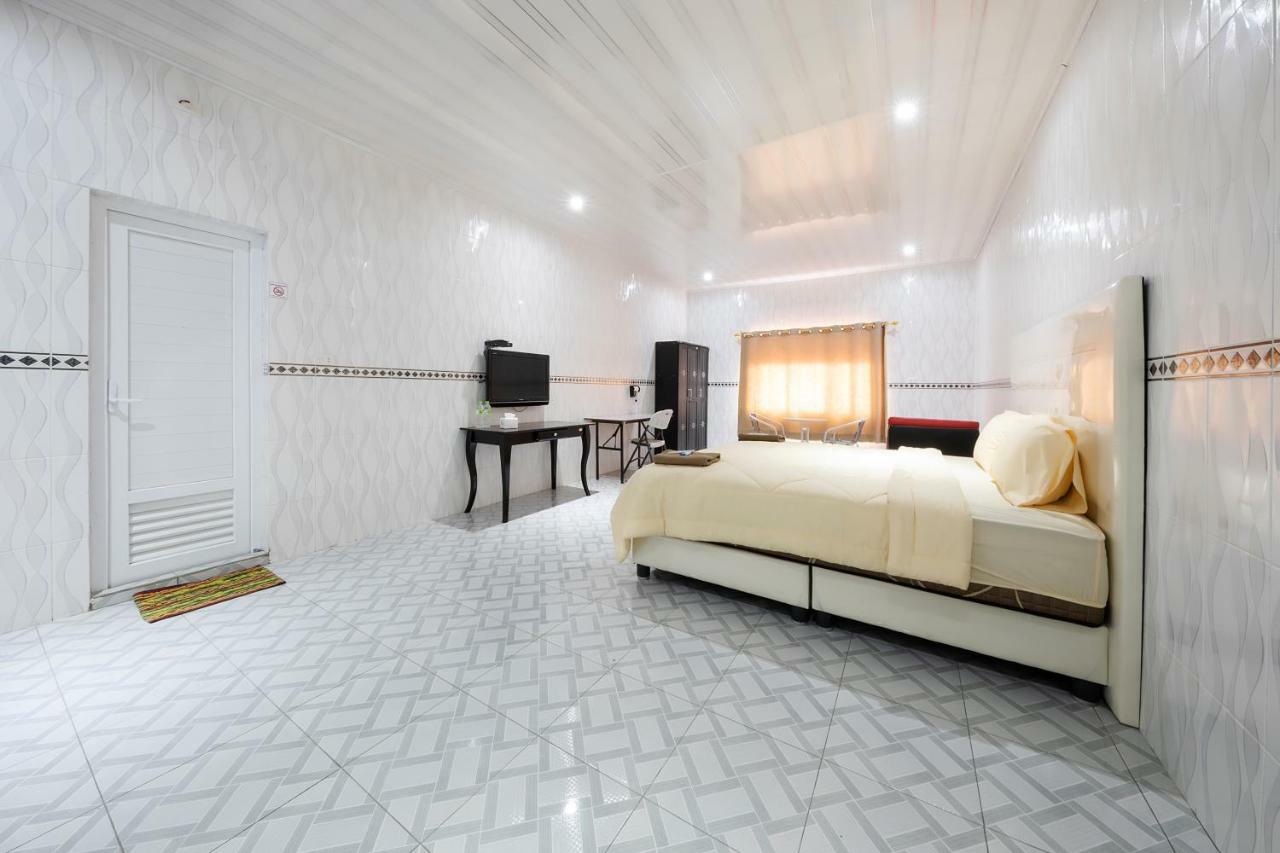 Mega Nasional Seaview Hotel Gunung Sitoli Buitenkant foto
