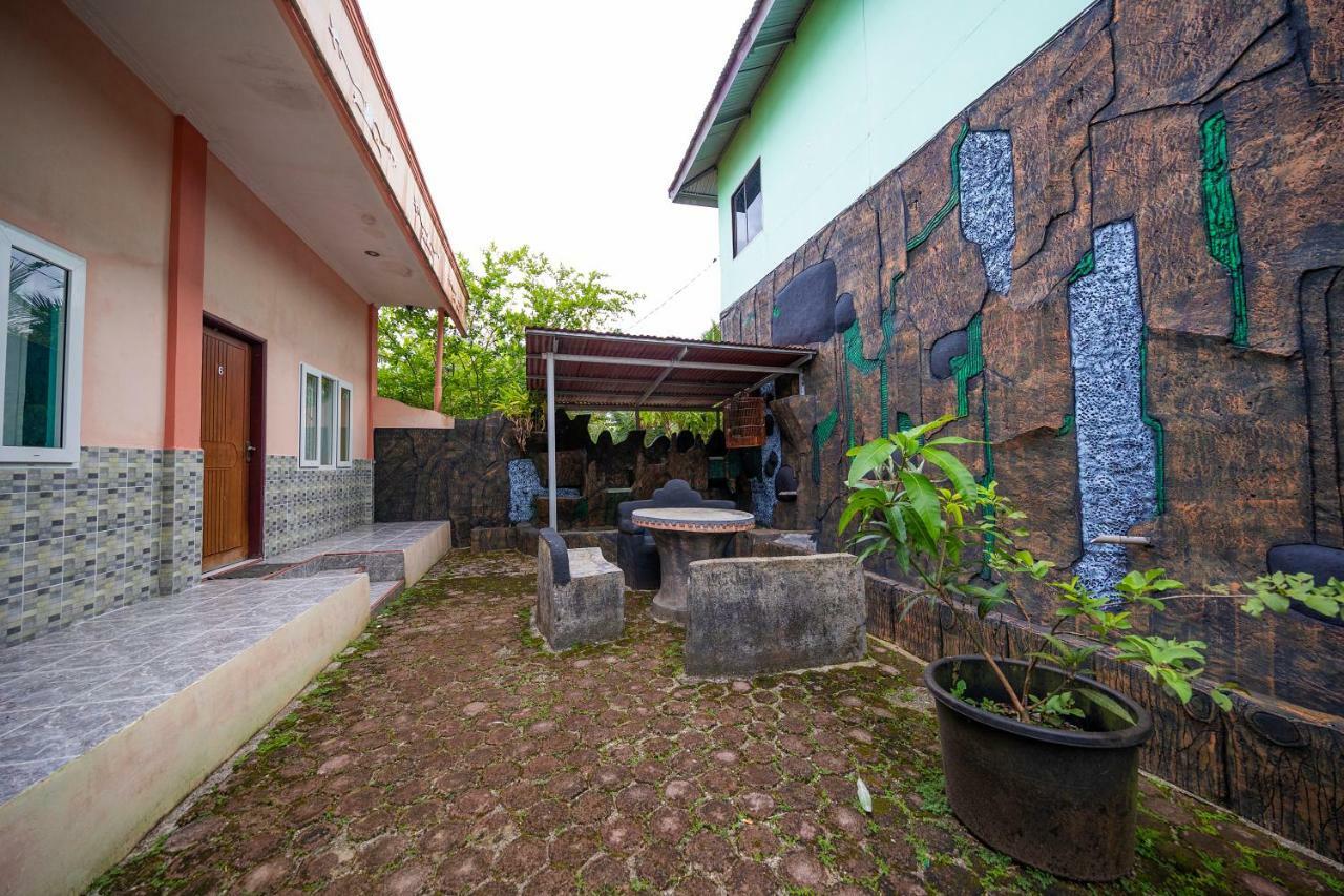 Mega Nasional Seaview Hotel Gunung Sitoli Buitenkant foto